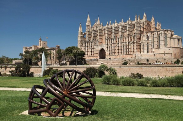 ie Kathedrale La Seu mit Kanone im Vordergrund in Palma de Mallorca.